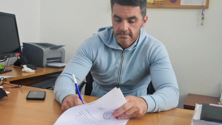 CASTELLI: EL INTENDENTE FIRMÓ LA EXENCIÓN DE TASAS POR SERVICIOS URBANOS A JUBILADOS Y PENSIONADOS