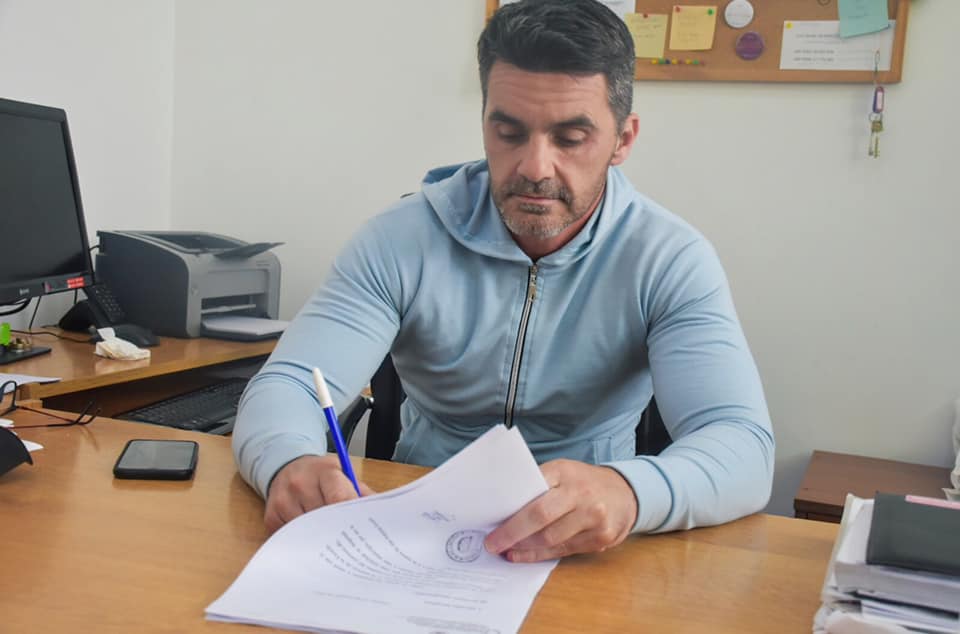 CASTELLI: EL INTENDENTE FIRMÓ LA EXENCIÓN DE TASAS POR SERVICIOS URBANOS A JUBILADOS Y PENSIONADOS CASTELLI: EL INTENDENTE FIRMÓ LA EXENCIÓN DE TASAS POR SERVICIOS URBANOS A JUBILADOS Y PENSIONADOS