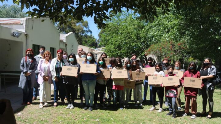 RANCHOS: Entregaron netbooks a estudiantes del distrito