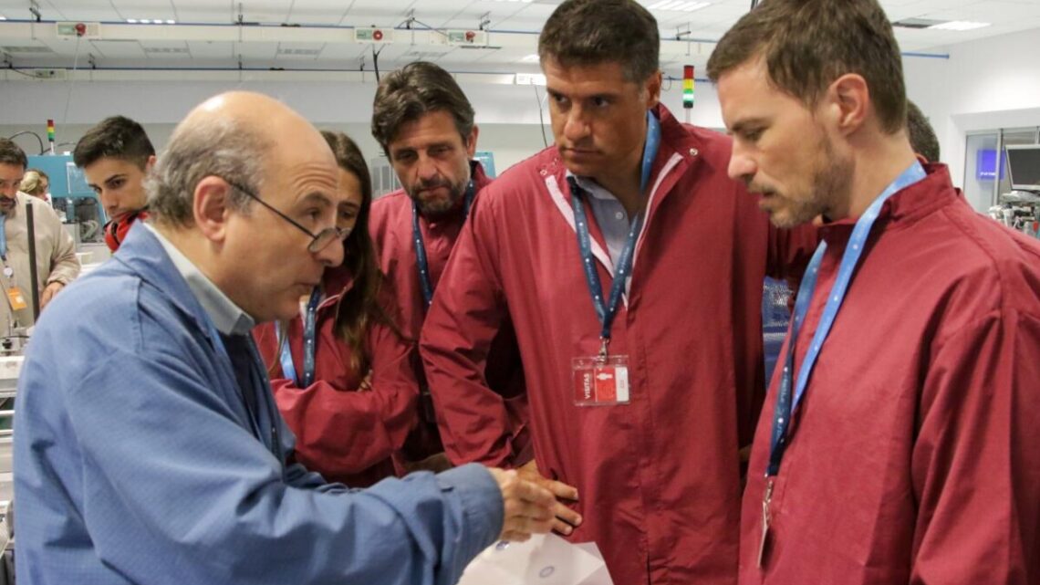 El ministro Costa y el diputado “Cote” Rossi visitaron la planta de Unitec Blue en Chascomús