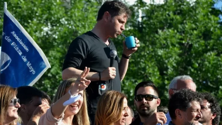 Axel Kicillof retoma las mateadas con vecinos y apunta al 2023