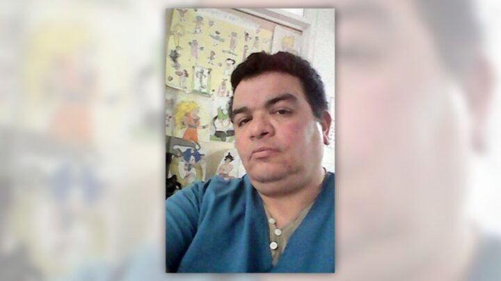 Una placa en homenaje al primer trabajador de la salud que murió por Covid-19