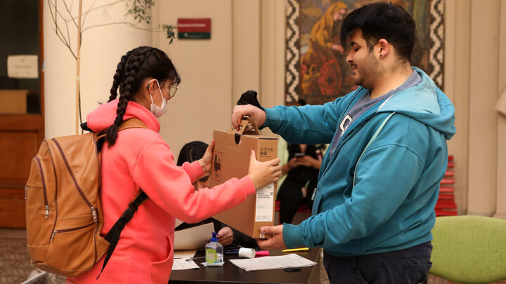 La UNLP entregó notebooks a sus estudiantes