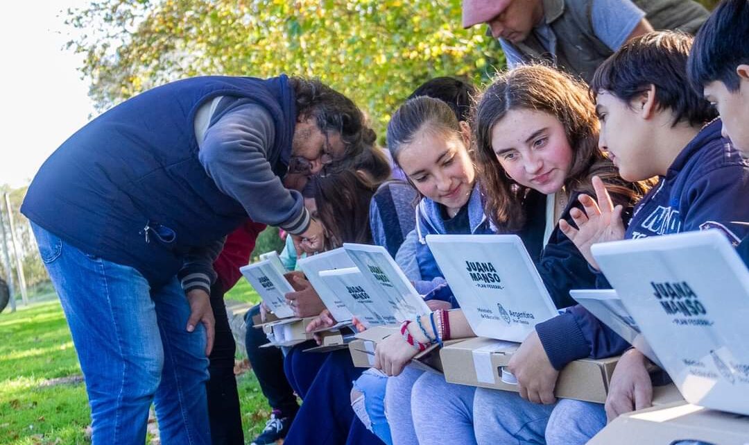 En Las Flores se entregaron más de 100 Netbook a estudiantes En Las Flores se entregaron más de 100 Netbook a estudiantes
