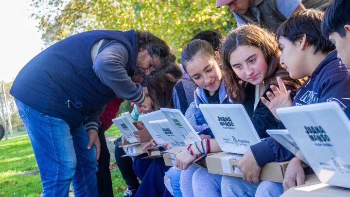 En Las Flores se entregaron más de 100 Netbook a estudiantes