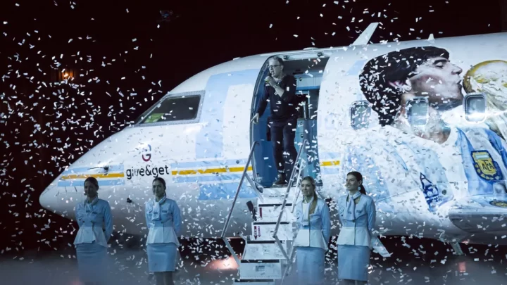 Se presentó el avión Tango D10S en homenaje a Diego Maradona