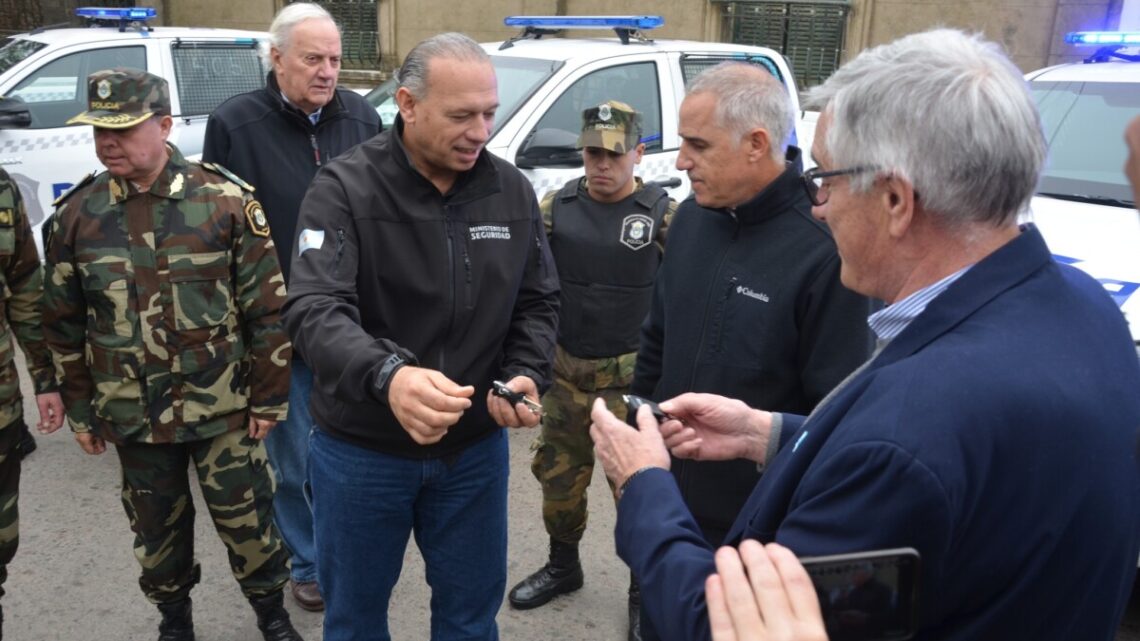 Continua la inversión de Provincia en General Belgrano. Dinapoli recibió 5 nuevos móviles policiales Continua la inversión de Provincia en General Belgrano. Dinapoli recibió 5 nuevos móviles policiales