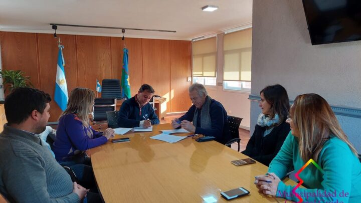 El intendente Rocha firmo contrato para construir 30 viviendas en Gral Guido y Labarden