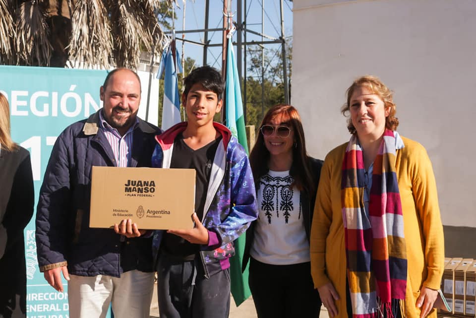 VILLANUEVA: Estudiantes recibieron netbooks de Conectar Igualdad VILLANUEVA: Estudiantes recibieron netbooks de Conectar Igualdad