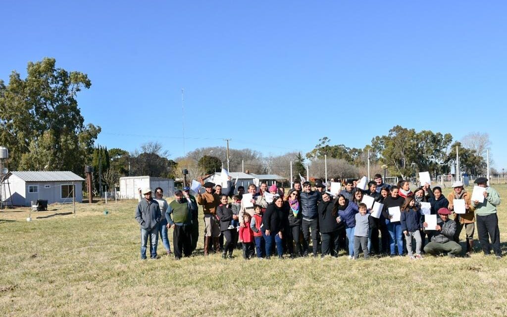CASTELLI: En vísperas del día del padre, Echarren entregó terrenos a 31 familias CASTELLI: En vísperas del día del padre, Echarren entregó terrenos a 31 familias