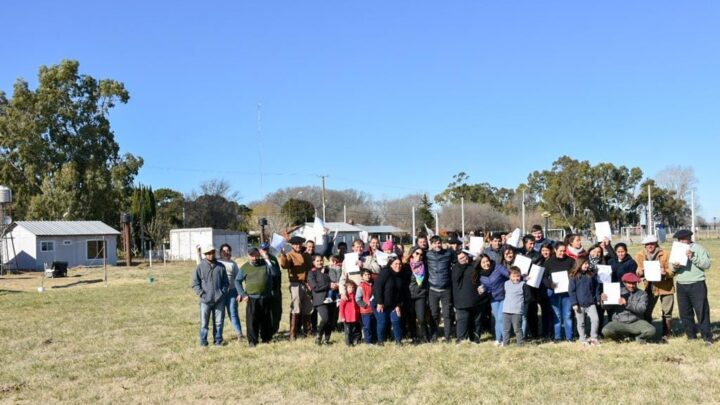CASTELLI: En vísperas del día del padre, Echarren entregó terrenos a 31 familias
