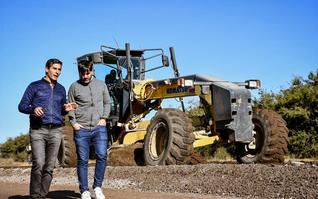 CASTELLI: Echarren recibió al Director de Vialidad Provincial para recorrer obras que benefician al campo CASTELLI: Echarren recibió al Director de Vialidad Provincial para recorrer obras que benefician al campo