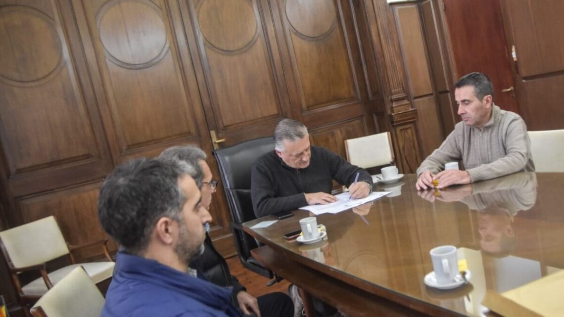 LAS FLORES: Gelené firmó contrato para la construcción de 72 nuevas viviendas LAS FLORES: Gelené firmó contrato para la construcción de 72 nuevas viviendas