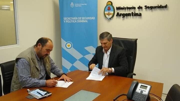 RANCHOS: Álvarez firmo convenio en Nación para la compactación de vehículos abandonados