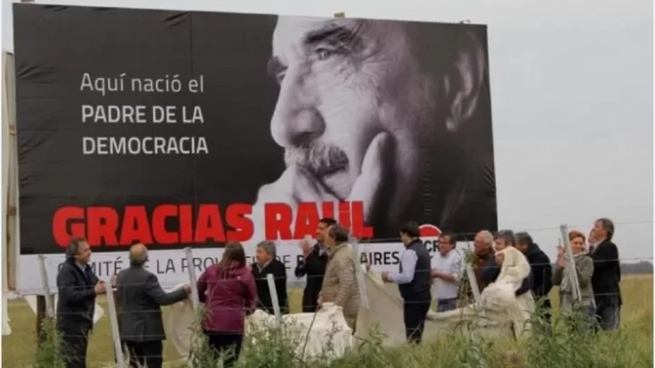 Instalarán carteles en homenaje a Raúl Alfonsín sobre la Ruta 2