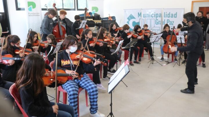Inauguraron un salón de usos múltiples en Loma Verde y entregaron 30 instrumentos a la Orquesta Infanto Juvenil