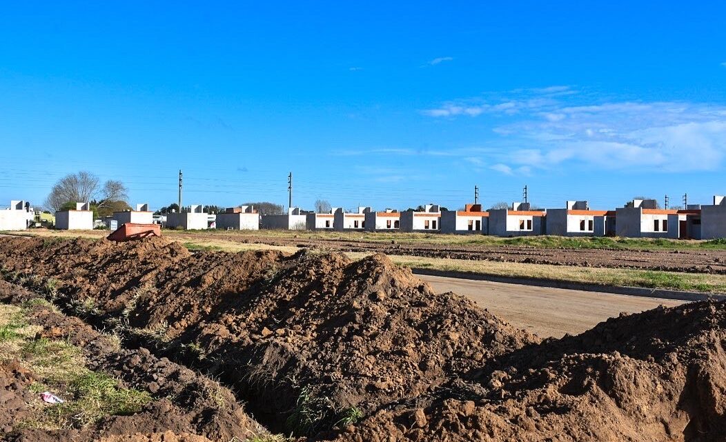 CASTELLI: Comenzó la obra de 1300 metros de tendido de red de cloacas y agua en el barrio Evita CASTELLI: Comenzó la obra de 1300 metros de tendido de red de cloacas y agua en el barrio Evita