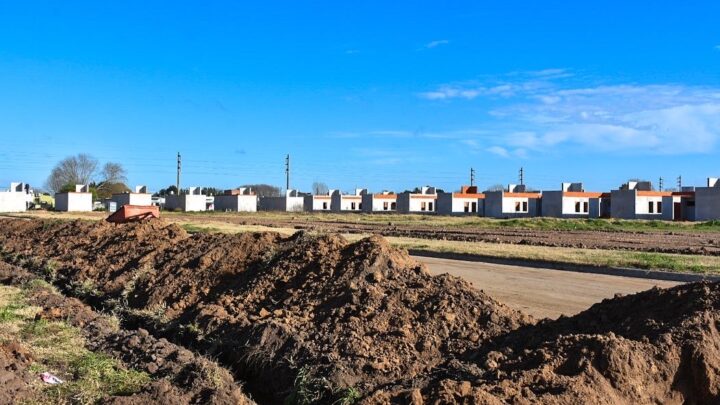 CASTELLI: Comenzó la obra de 1300 metros de tendido de red de cloacas y agua en el barrio Evita