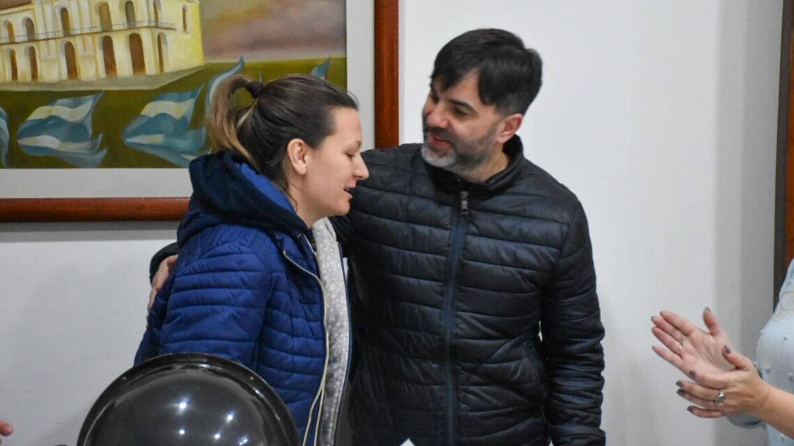 En un emotivo acto el municipio de Castelli entregó lotes proporcionando una solución histórica a esas familias En un emotivo acto el municipio de Castelli entregó lotes proporcionando una solución histórica a esas familias