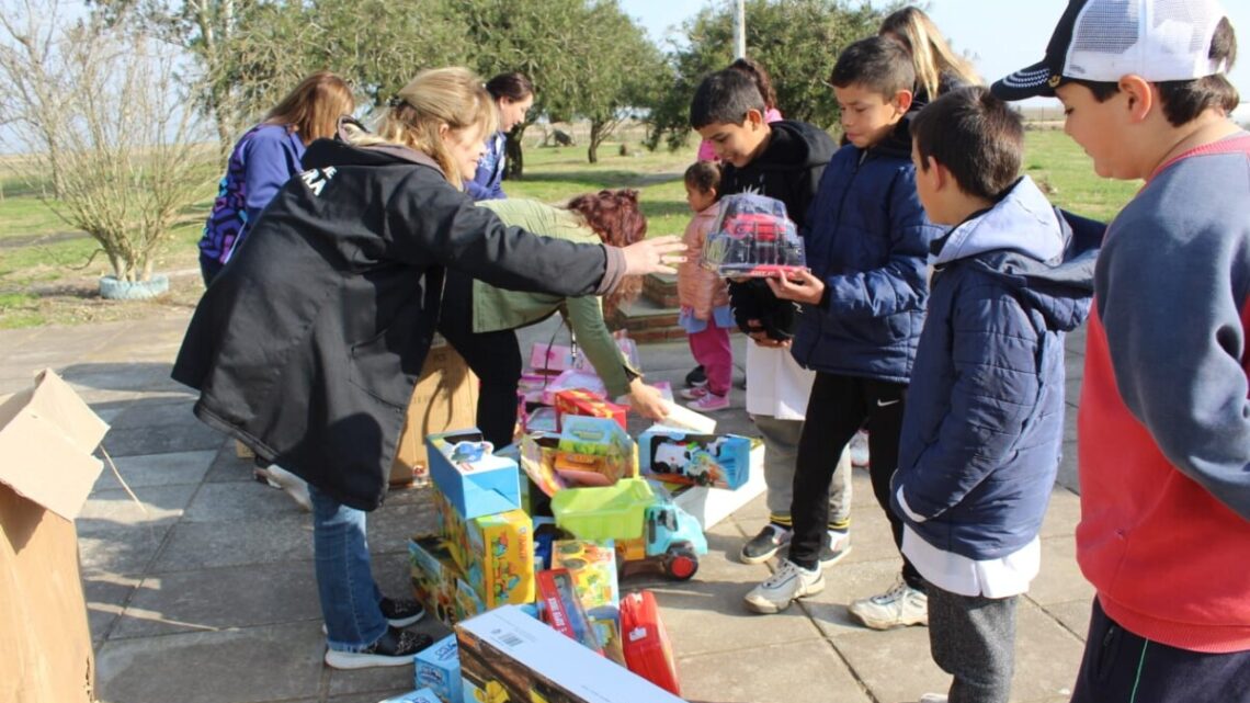 PILA: Niños y niñas de parajes rurales recibieron juguetes por el Día de la Niñez PILA: Niños y niñas de parajes rurales recibieron juguetes por el Día de la Niñez