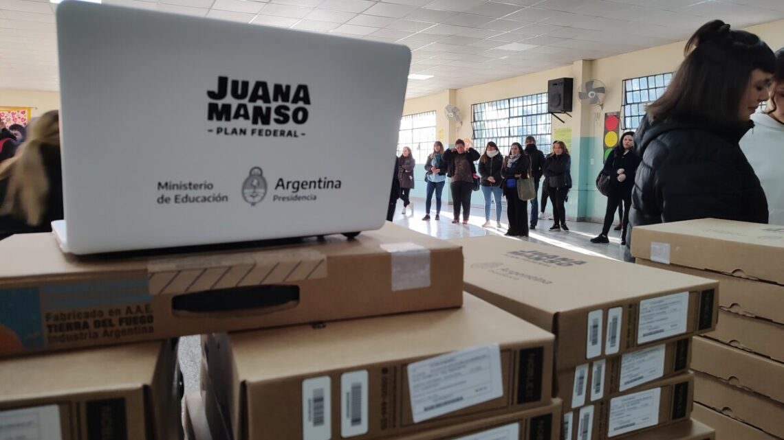 GRAL BELGRANO: Con una sonrisa, más de 100 chicos y chicas recibieron sus netbooks del Plan Conectar Igualdad GRAL BELGRANO: Con una sonrisa, más de 100 chicos y chicas recibieron sus netbooks del Plan Conectar Igualdad