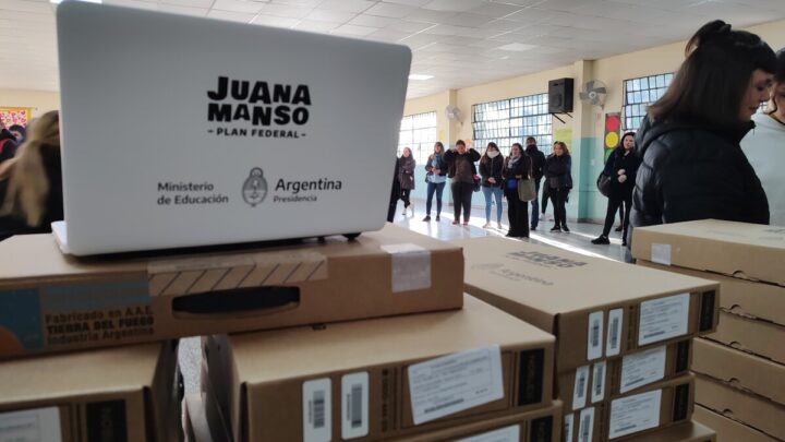 GRAL BELGRANO: Con una sonrisa, más de 100 chicos y chicas recibieron sus netbooks del Plan Conectar Igualdad