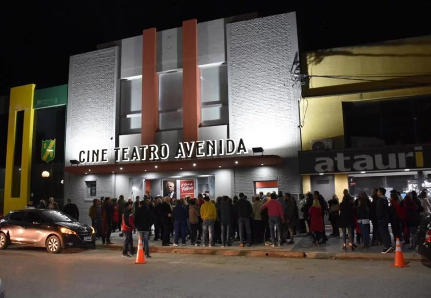 CASTELLI: Hace 3 años reabría sus puertas el Cine Teatro Avenida