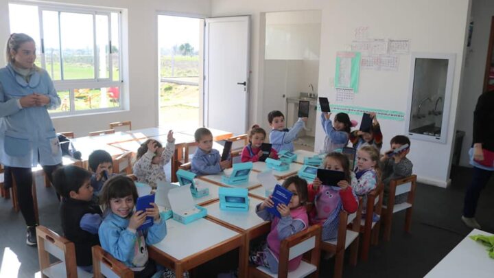 RANCHOS: Con una sonrisa, niños y niñas del nuevo Jardín 905 recibieron sus tablets
