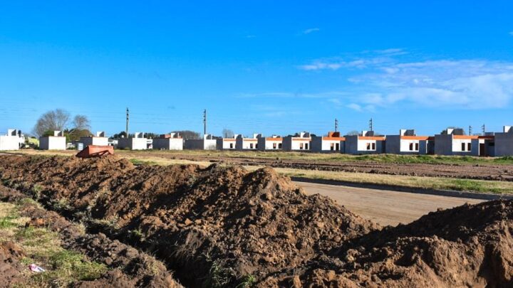 Avanzan las obras de viviendas en Castelli: más de 400 casas en marcha.