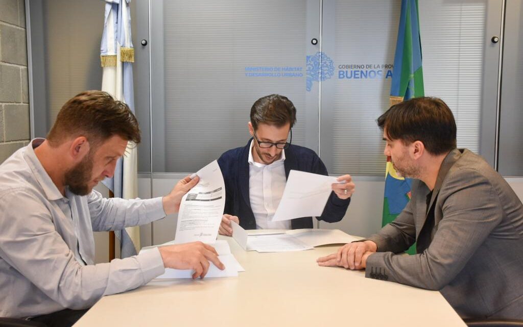 CASTELLI: Echarren firmó convenio para construir 84 nuevas viviendas