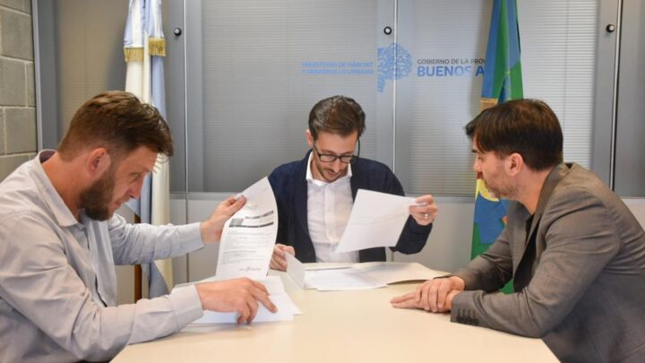 CASTELLI: Echarren firmó convenio para construir 84 nuevas viviendas