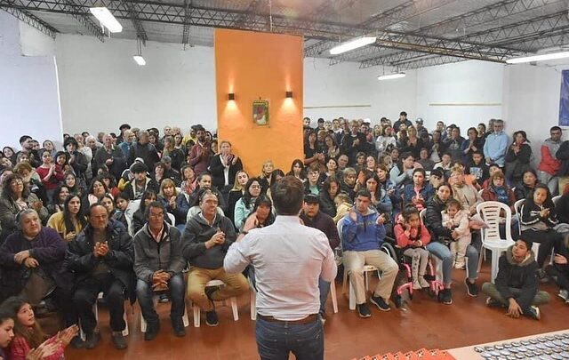 Ante una multitud de vecinos el peronismo castellense celebró el 17 de octubre
