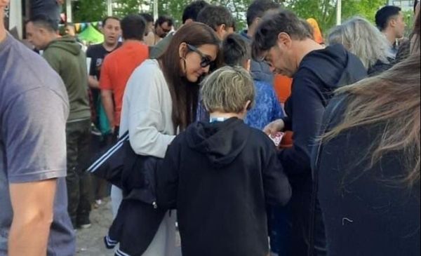 En familia, Kicillof se sumó a intercambiar figuritas en La Plata En familia, Kicillof se sumó a intercambiar figuritas en La Plata