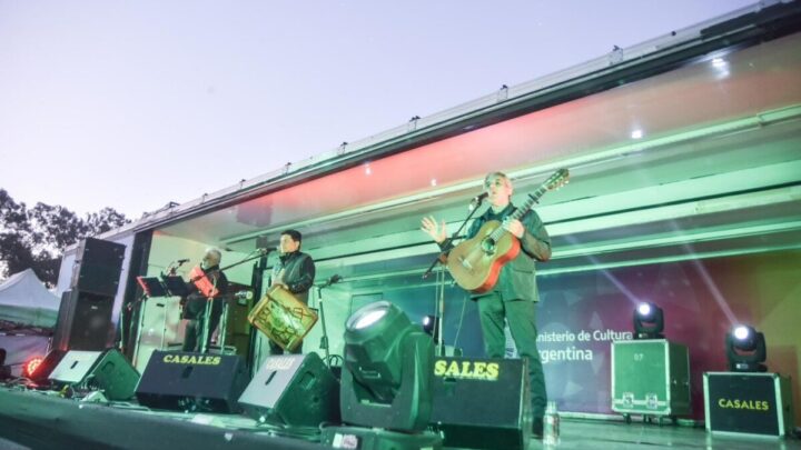 Peteco Carabajal engalanó la presencia del Camión Cultural de Tecnópolis en Las Flores
