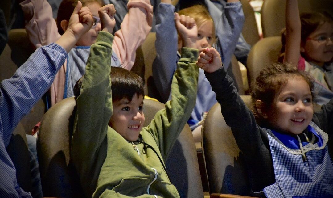 CASTELLI: Con una sonrisa niños y niñas de todos los jardines disfrutaron de un show en el Cine Teatro