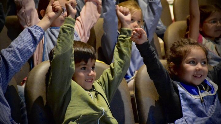 CASTELLI: Con una sonrisa niños y niñas de todos los jardines disfrutaron de un show en el Cine Teatro