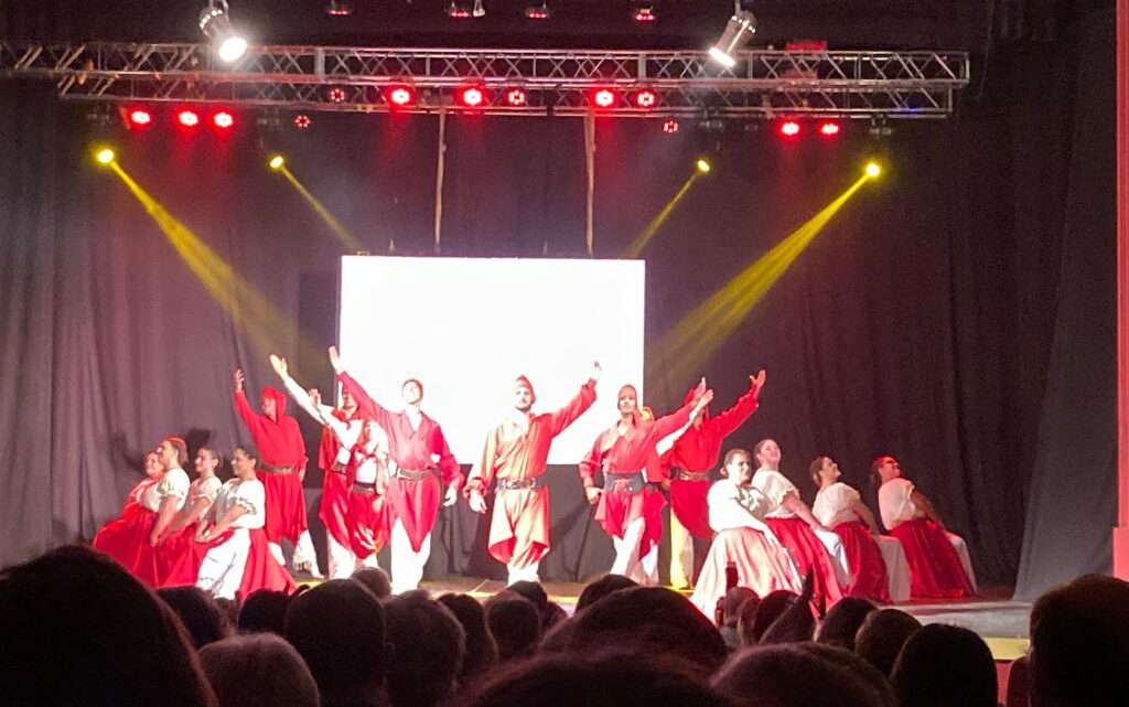 A sala llena el Ballet General Belgrano presentó “Inmigrantes”