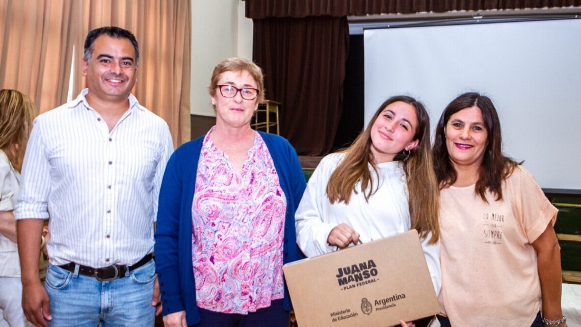 LAS FLORES:  Con una sonrisa, alumnos de la Secundaria N°2 recibieron sus netbooks del Plan Conectar Igualdad