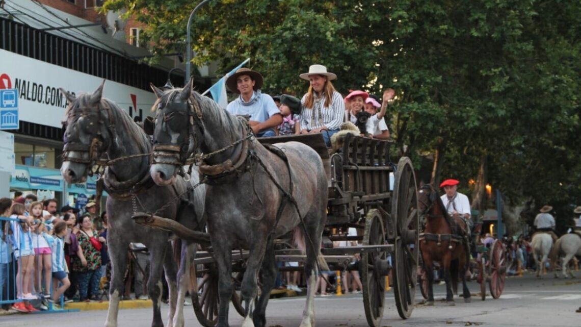 LAS FLORES: Peñas y Fortines, una fiesta Nacional que reunió a toda la comunidad