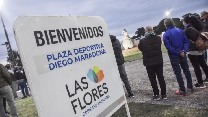 LAS FLORES: Con gran emoción se inauguró un nuevo espacio público y se reconoció la figura de Maradona