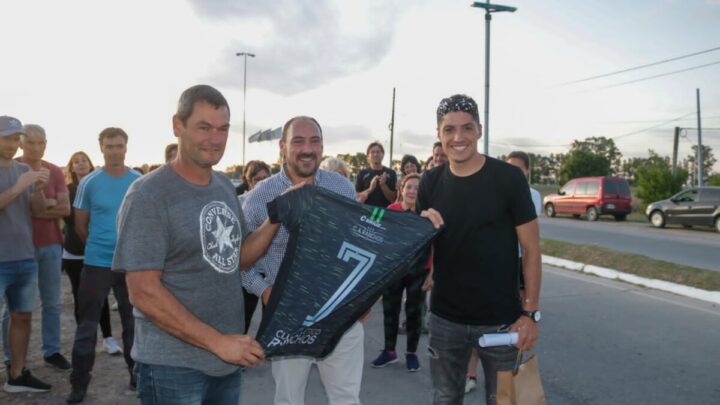 Tras ser campeón con Patronato, Nico Castro volvió a Ranchos y emocionó a todos los presentes