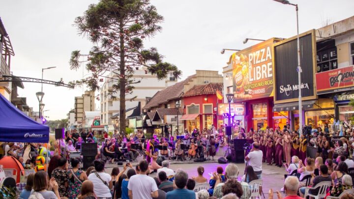 A puro color y alegría, Villa Gesell celebró 91 años de su fundación