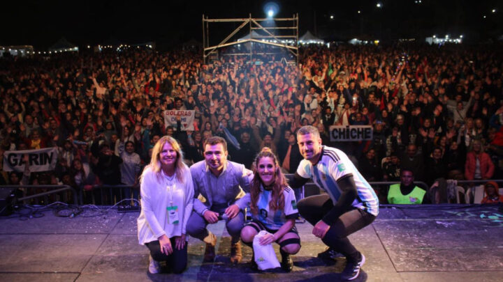 Un multitud acompañó a Pila en los festejos por el 183 aniversario. Soledad fue la estrella de la noche