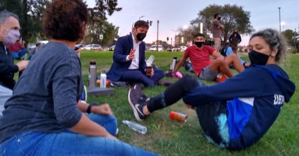 Axel Kicillof vuelve a hacer una mateada en La Plata