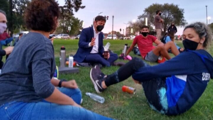 Axel Kicillof vuelve a hacer una mateada en La Plata