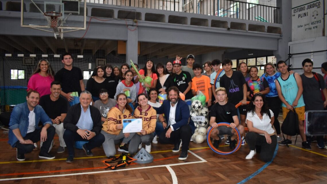 LAS FLORES: Provincia y Municipio entregaron material deportivo a establecimientos educativos
