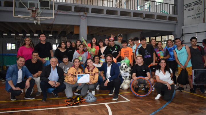 LAS FLORES: Provincia y Municipio entregaron material deportivo a establecimientos educativos