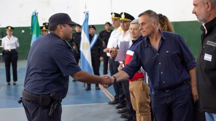 VILLA GESELL: Reconocen a personal policial en el marco del 201° aniversario de la institución