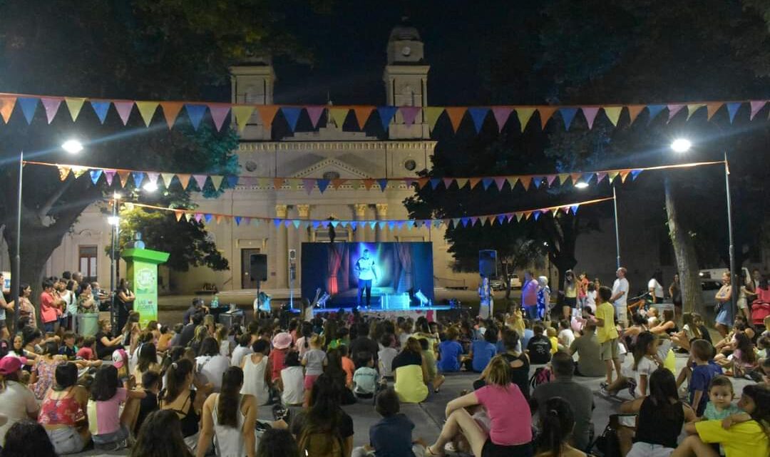 LAS FLORES: A plaza llena se desarrollo una nueva edición de “Cultura Verano”