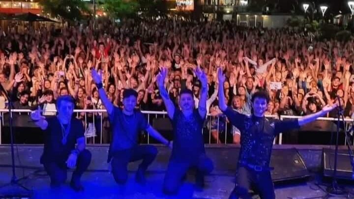 VILLA GESELL:  “Cuarto Soda”, banda tributo a Soda Stéreo deslumbró con su show a miles de turistas en Plaza Primera Junta